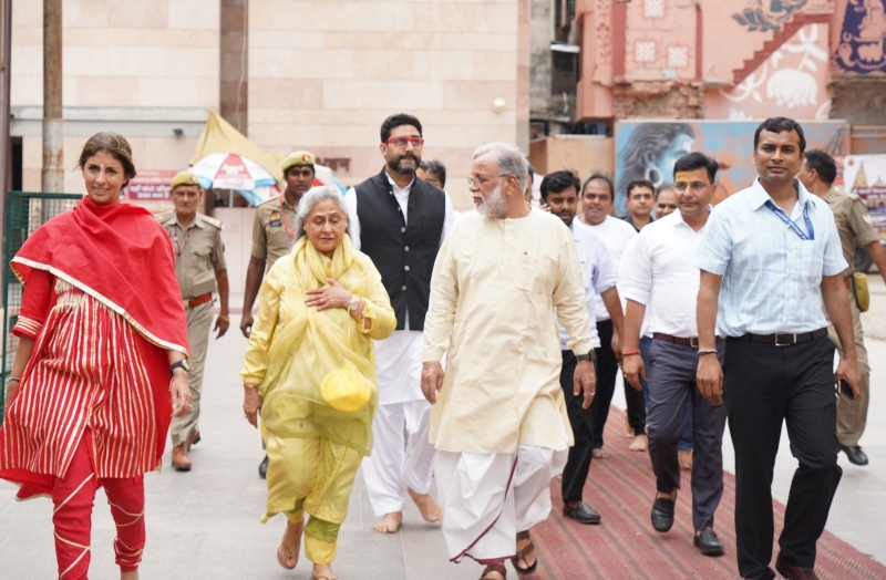 विश्वनाथ मंदिर में अभिषेक बच्चन, जया बच्चन, श्वेता बच्चन, Baba Vishwanath Varanasi, varansi news, kashi news, today kashi news, Jaya Bachchan, Abhishek Bachchan, Shweta Nanda, abhishek, bachchans