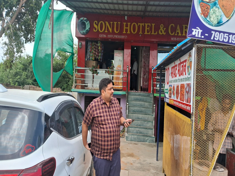 zamania news, Badesar Sonu Hotel, Badesar Sonu Hotel sealed, administration arrested 7 miscreants, zamania latest news, zamania hindi news, zamania ghazipur news, zamania ki khabar, जमानियां बरेसर स्थित सोनू होटल से 7 शोहदे गिरफ्तार, बरेसर के सोनू होटल पर पुलिस की कार्रवाई, जमानियां के बरेसर में सोनू होटल सील, जमानियां की खबर,