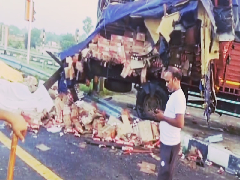 Ghazipur News, road eccident in ghazipur, ghazipur Purvanchal Expressway, trucks loaded with beer collision with wheat loded truck, ghazipur news today live,गाजीपुर में बियर और आटा लदे ट्रक की टक्कर, पूर्वांचल एक्सप्रेस वे पर ट्रकों के बीच टक्कर, गाजीपुर समाचार, गाजीपुर न्यूज, खबर काशी,