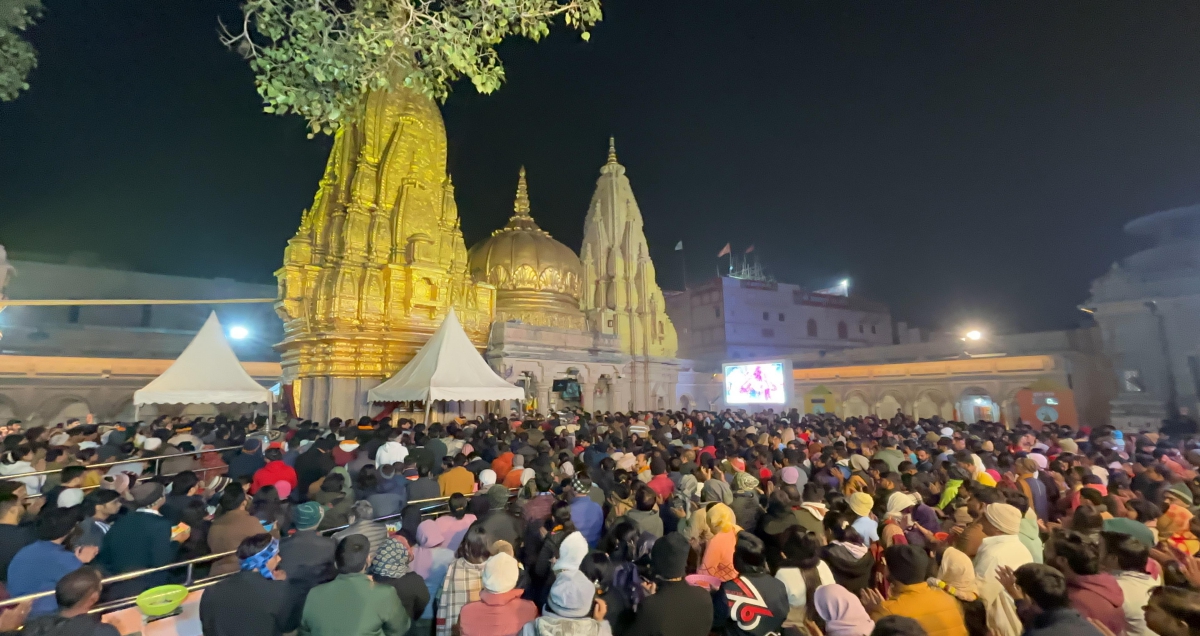 Kashi Vishwanath Temple, Touch Darshan, Maha kumbh 2025, Crowd Management ,Mahashivratri, Jhaanki Darshan, Vishwabhushan Mishra, Kashi Vishwanath Temple Guidelines, Kashi Vishwanath Devotees, Kashi Vishwanath Religious Experience, Kashi Vishwanath Temple Administration, Kashi Vishwanath Spiritual Experience, Kashi Vishwanath Varanasi, वाराणसी न्यूज, काशी विश्वनाथ मंदिर, महाकुंभ, महाशिवरात्रि 2025