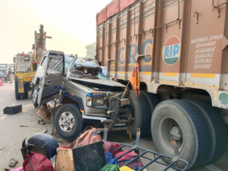 varanasi news, khabar kashi, Highway Accident, 6 dead, accident news, highway accident, kumbh 2025, mahakumbh 2025, Prayagraj Varanasi Highway Accident, up news, Uttar Pradesh