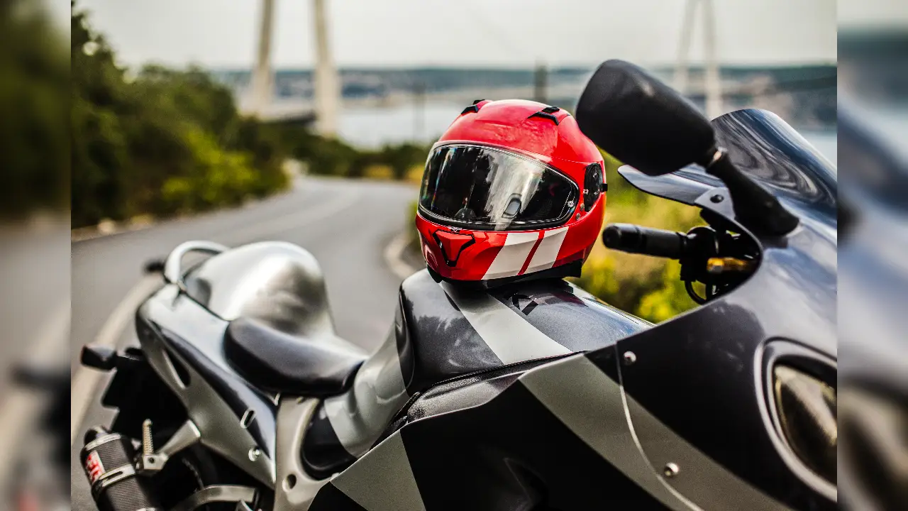 Ministry of Road Transport and Highways, Central Motor Vehicle Rules 1989, BIS certified helmets, L2 category two-wheelers, anti-lock braking system, motorcycle safety India, pillion rider helmet, new vehicle rules, government road safety proposal, compulsory helmets, two-wheeler safety standards, दो हेलमेट अनिवार्य, नया हेलमेट नियम, एबीएस दोपहिया वाहन, सड़क सुरक्षा भारत, सड़क परिवहन मंत्रालय, केंद्रीय मोटर वाहन नियम, बीआईएस हेलमेट, एल2 श्रेणी दोपहिया वाहन, एंटी-लॉक ब्रेकिंग सिस्टम, मोटरसाइकिल सुरक्षा, पिछली सीट हेलमेट, नए वाहन नियम, सरकारी सड़क सुरक्षा प्रस्ताव, अनिवार्य हेलमेट, दुपहिया वाहन सुरक्षा मानदंड