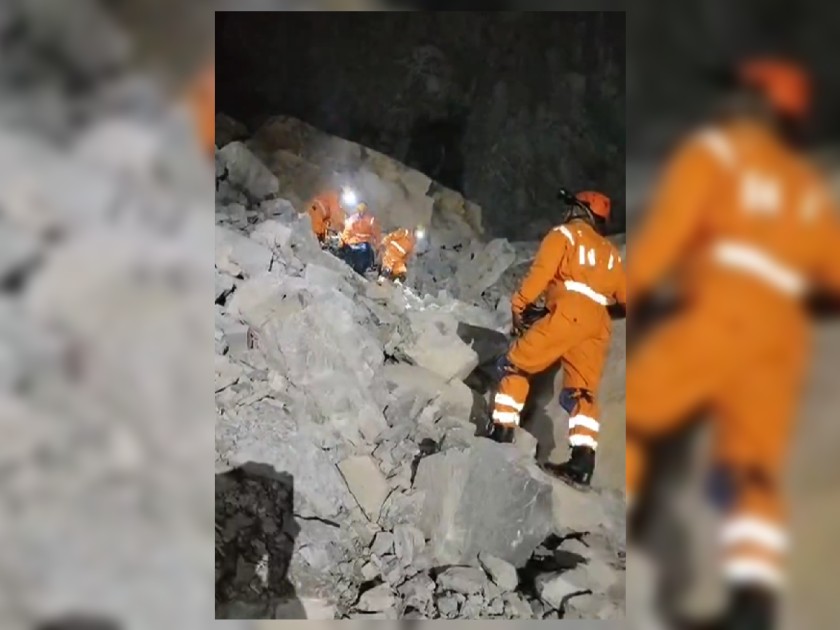 sonbadra, stone mine collapsed, Sonbhadra accident, stone quarry collapse, mining mishap, workers trapped, hill slide, debris fall, up news, Sonbhadra Breaking News,सोनभद्र, सोनभद्र में पत्थर खादान, 15 लोग दबे, latest hindi news, today news, khabar kashi,