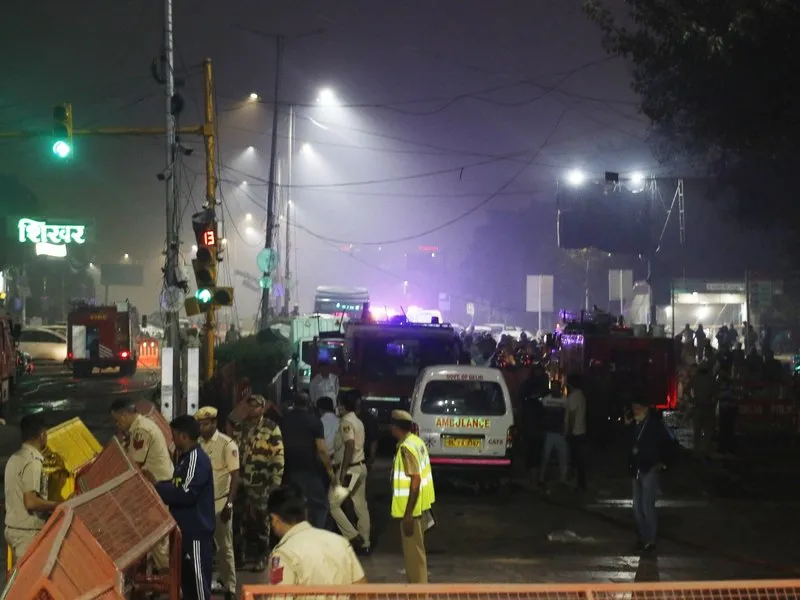 delhi blast, दिल्ली में ब्लास्ट, विस्फोट, दिल्ली कार बम विस्फोट, कैसे हुआ दिल्ली में विस्फोट, यूपी में हाई अलर्ट,
